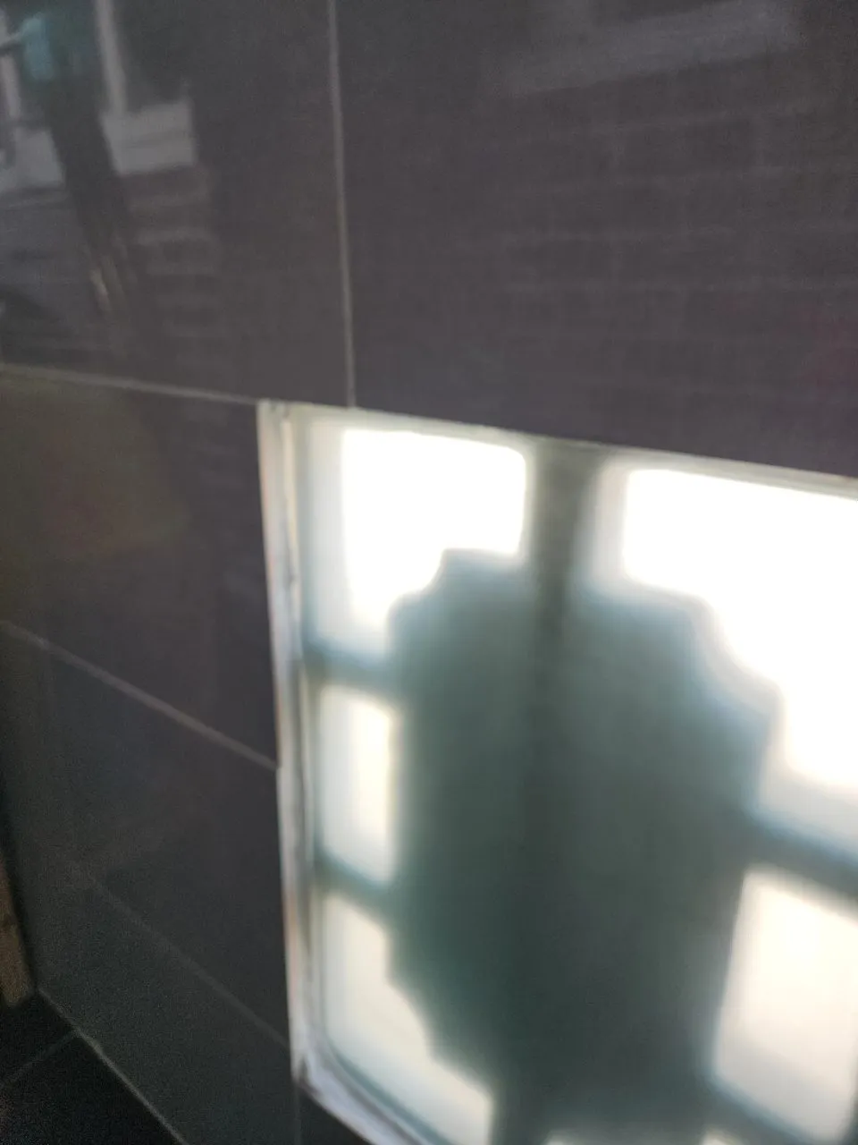 프레임 유리에 작게 남은 균열 확인
