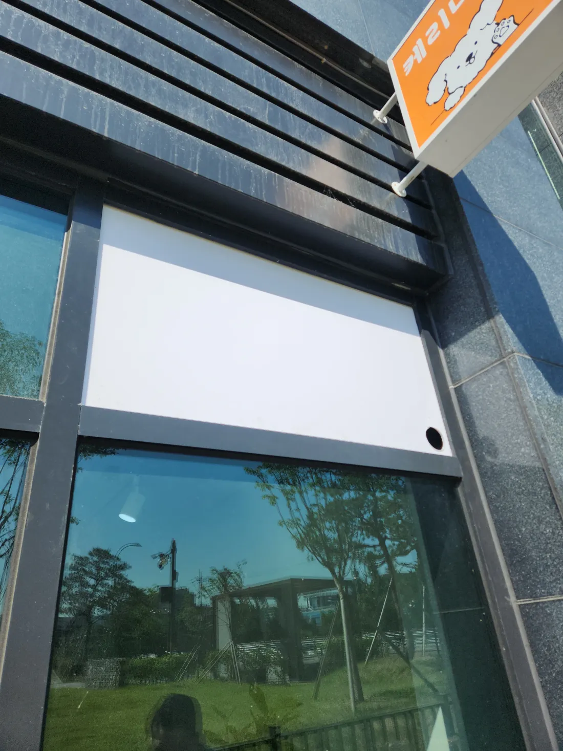 건물 외벽 배기구 설치 현장