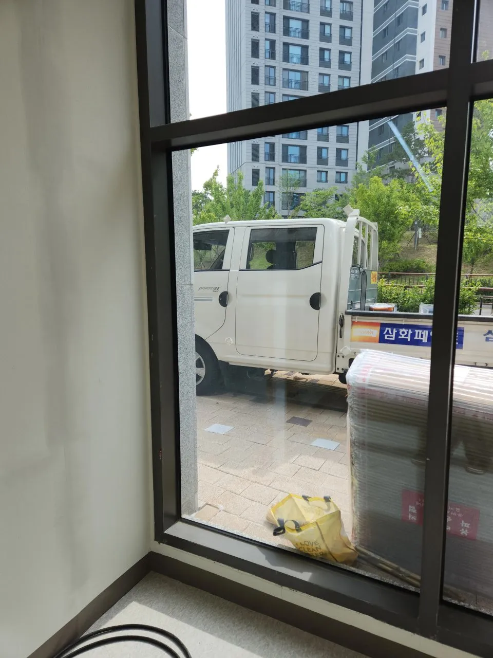 복층유리 창틀 배관 타공 준비