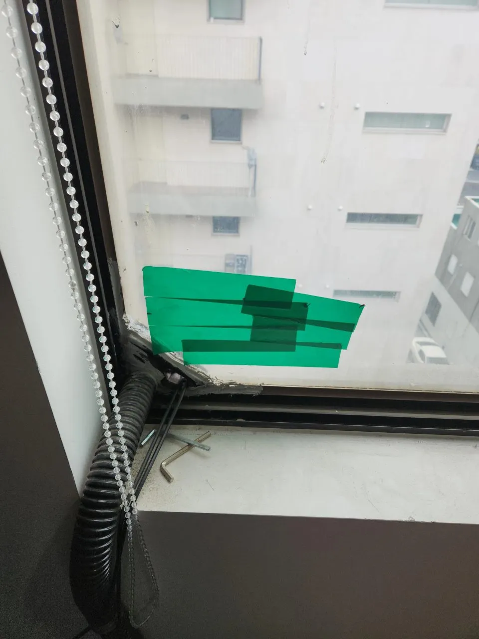 베란다 창문 타공 지점 표시