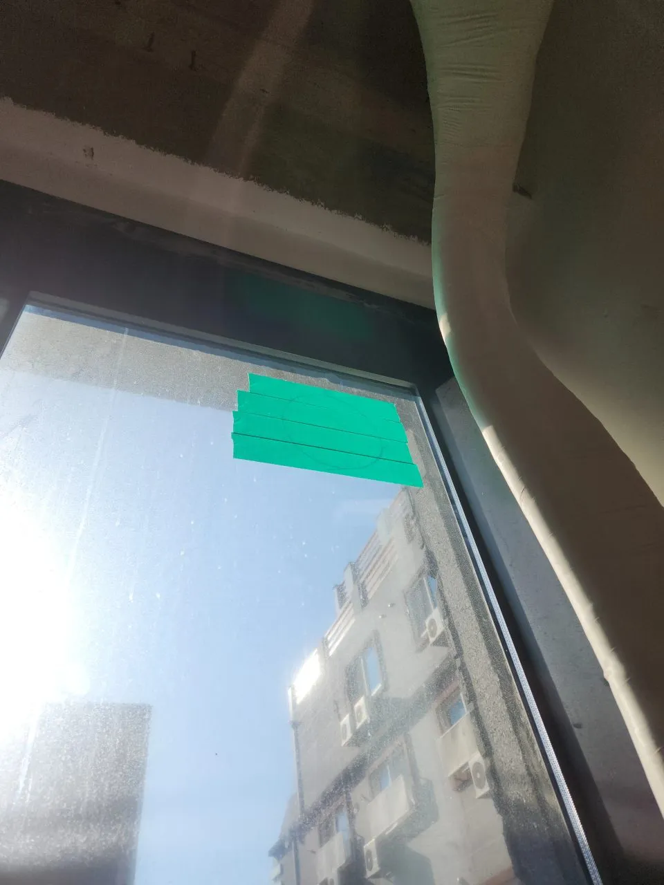 창틀 배관 타공 완료 마감